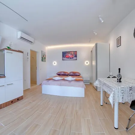 Apartment Light In Pula Exterior photo