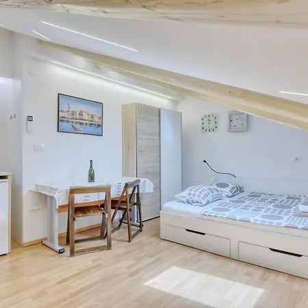 Apartment Light In Pula Exterior photo