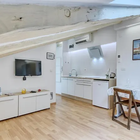 Apartment Light In Pula Exterior photo